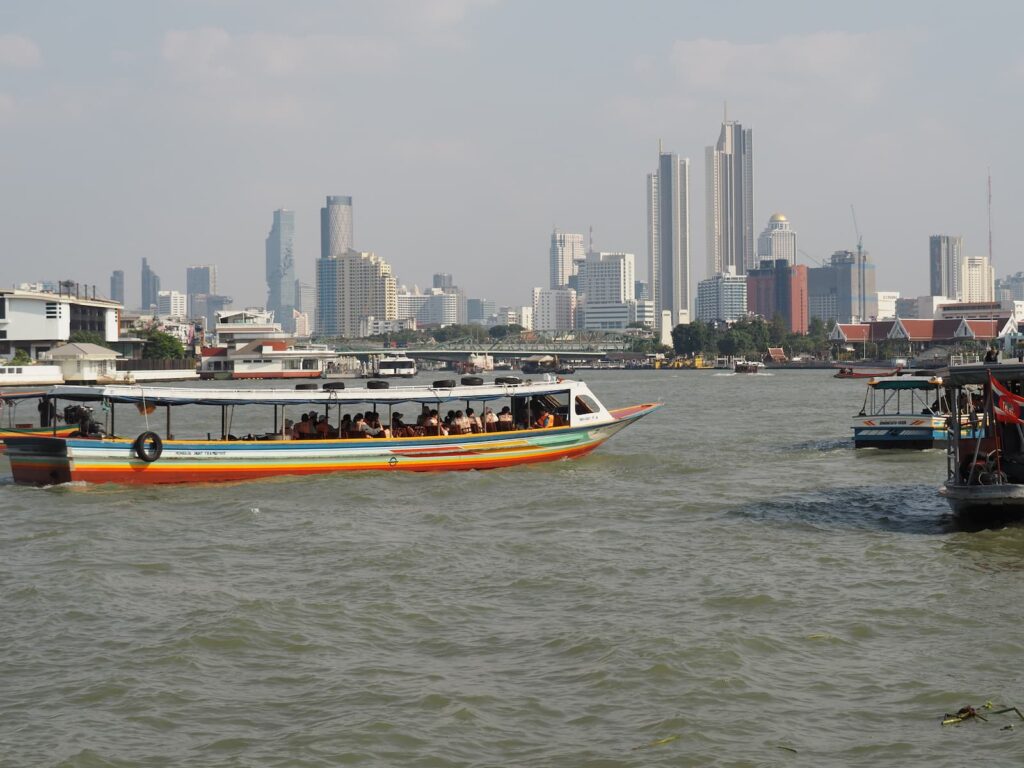 Widok na Bangkok z łodzi