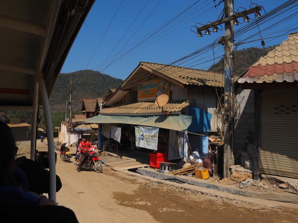 Wiejska zabudowa na trasie Kuang Si – Luang Prabang