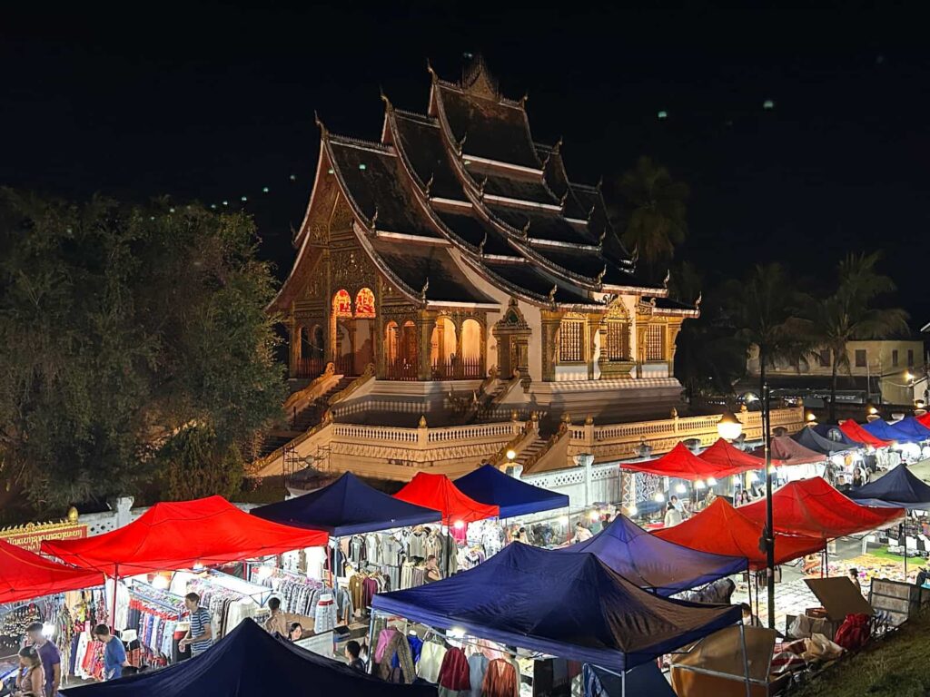 widok na świątynię na terenie Pałacu Królewskiego w Luang Prabang wieczorem
