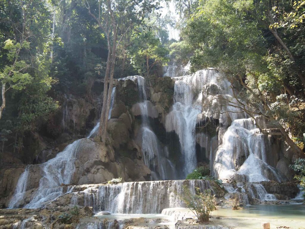 Turkusowe kaskady wodospadu Kuang Si niedaleko Luang Prabang