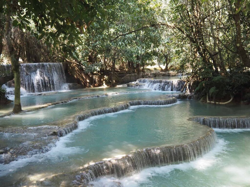 Turkusowe kaskady wodospadu Kuang Si niedaleko Luang Prabang