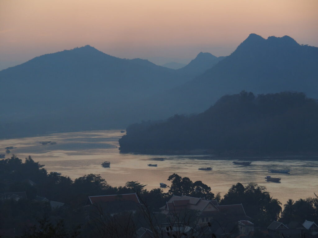 Zachód słońca nad Mekongiem widziany z Mount Phousi w Luang Prabang