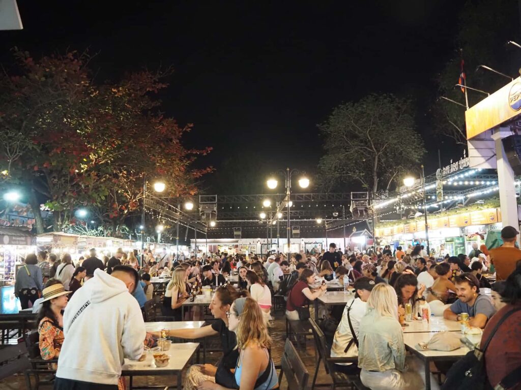 Strefa gastronomiczna Luang Prabang Night Market wieczorem