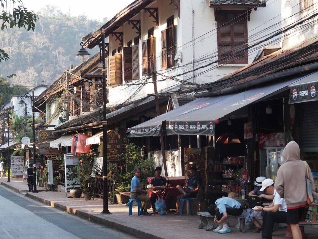 Kolonialna zabudowa historycznego centrum Luang Prabang.