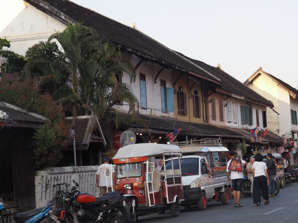 Tuk-tuki w historycznym centrum Luang Prabang.
