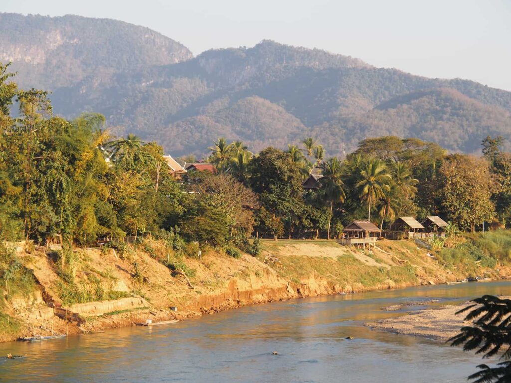 Rzeka i góry w Luang Prabang