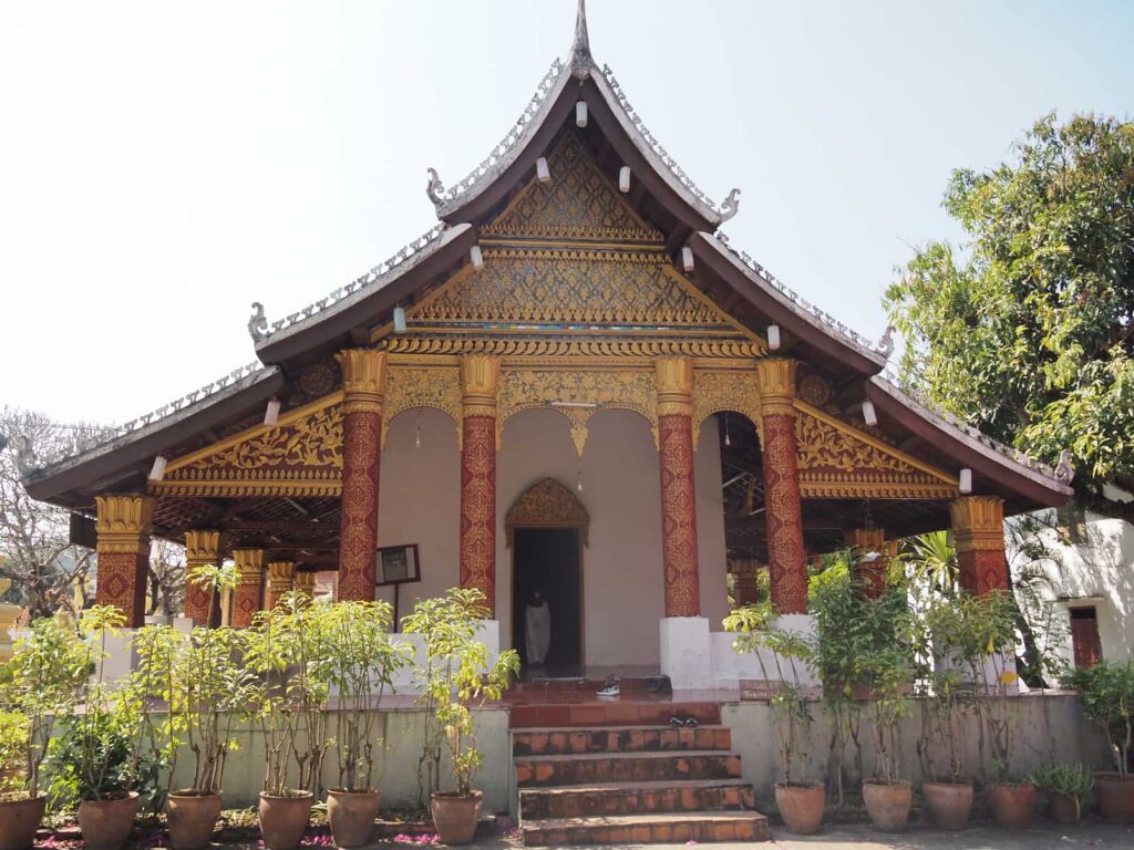 Świątynia w Luang Prabang z bogato zdobioną złotą fasadą.