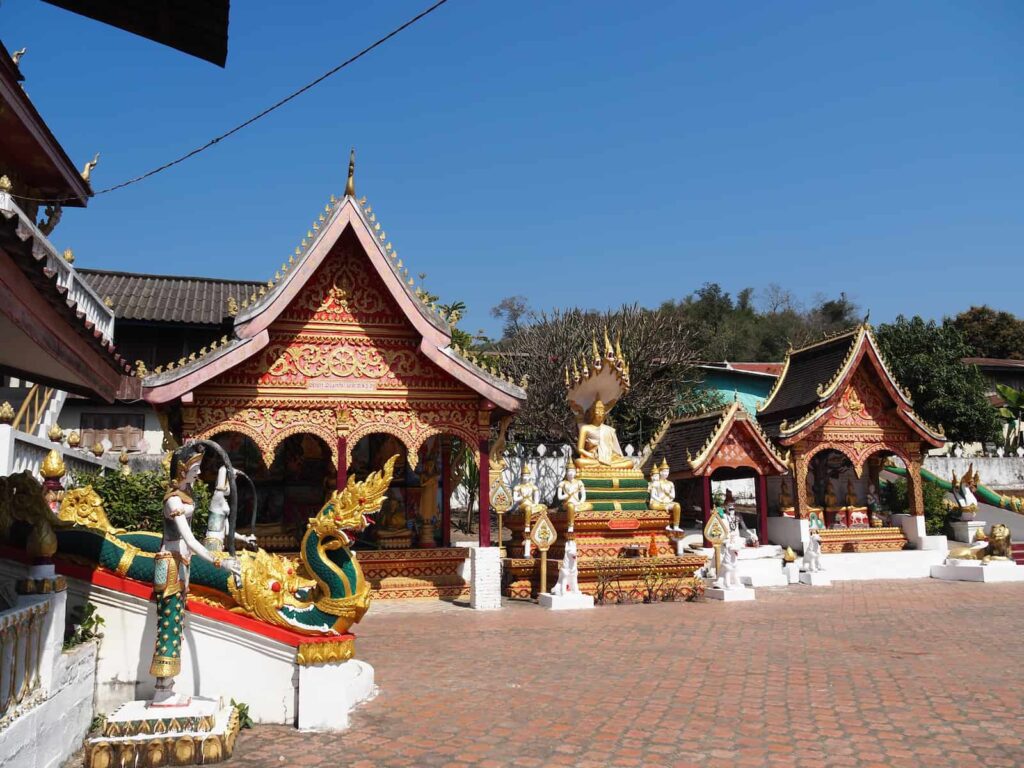 Mała wioska i piękna świątynia w drodze do Luang Prabang