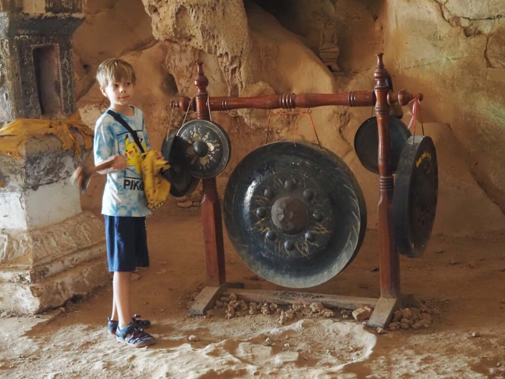 Jaskinie Pak Ou i gong. Luang Prabang z dziećmi