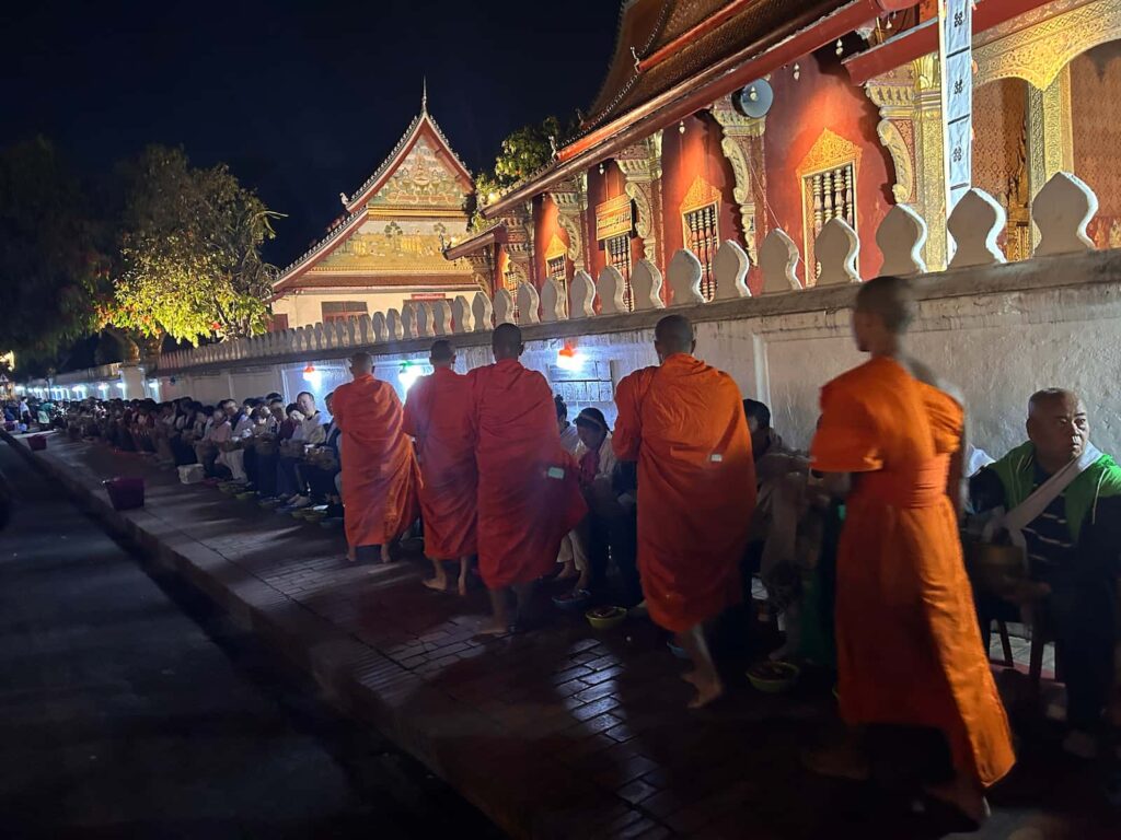 Mnisi podczas ceremonii Tak Bat w Luang Prabang