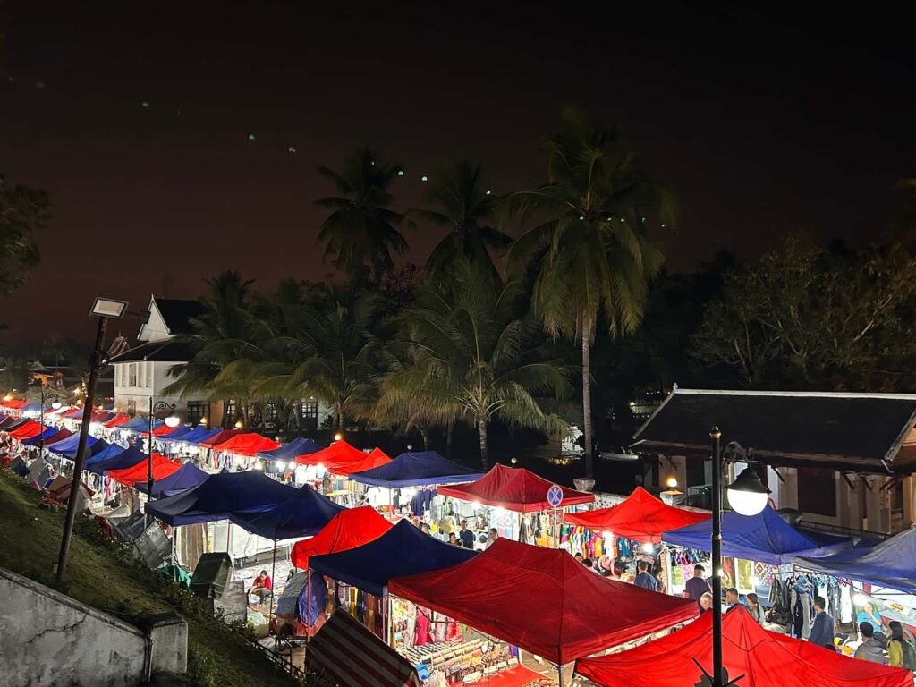 Nocny targ w Luang Prabang
