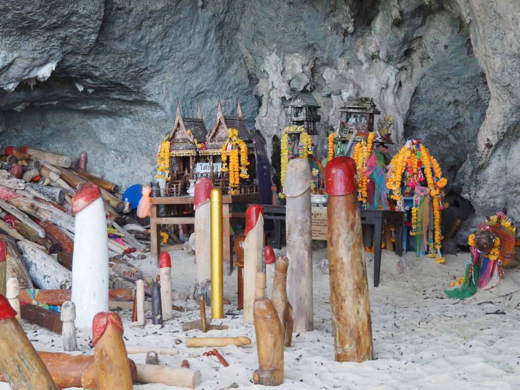 Kapliczka w jaskini Phra Nang