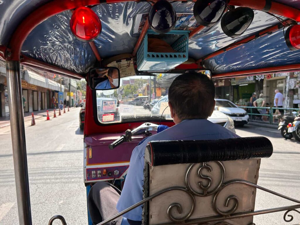 Przejazd tuk-tukiem ulicami Bangkoku