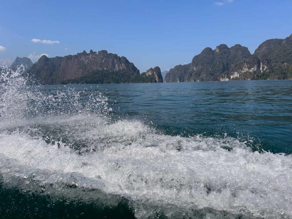 Speedboat podczas wycieczki na Hong Islands. Laos z dziećmi