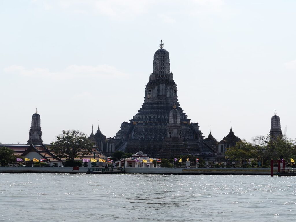 Panorama świątyni Wat Arun oglądanej z drugiego brzegu rzeki Chao Phraya w Bangkoku.