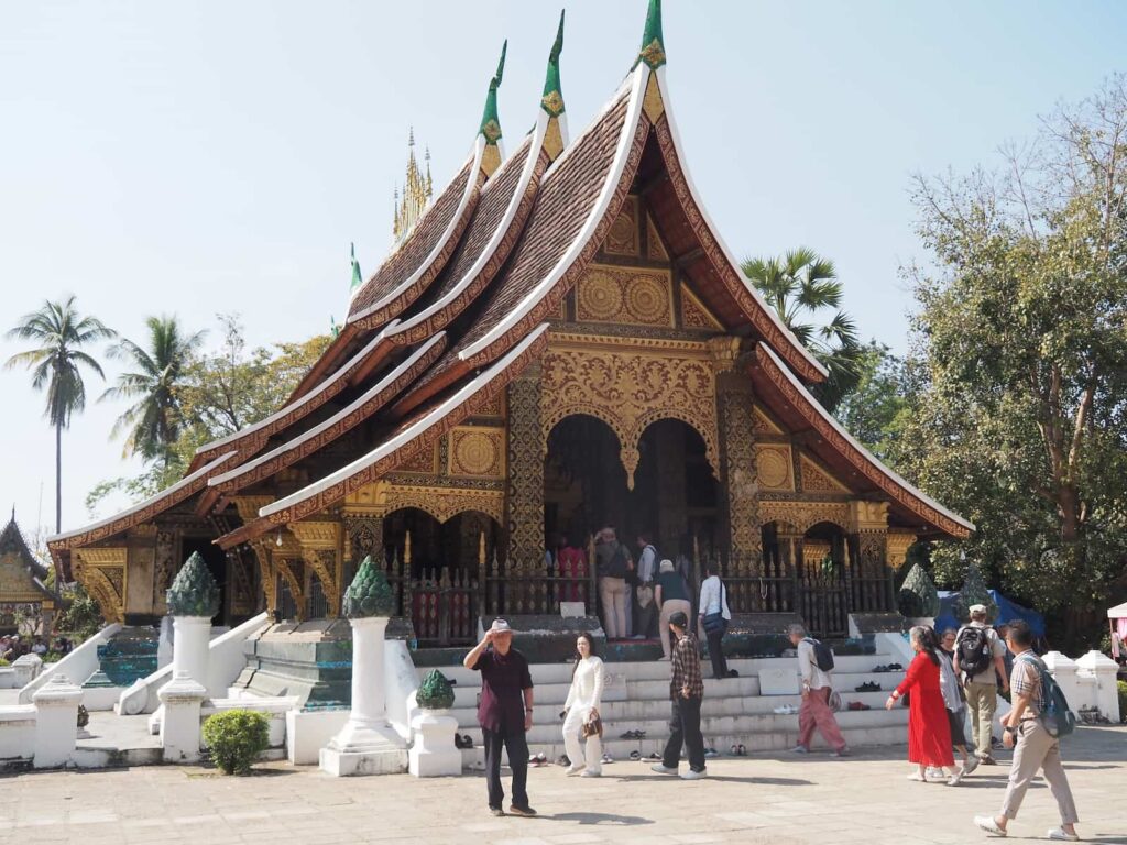 Świątynia Wat Xieng Thong w Luang Prabang z charakterystycznym niskim dachem