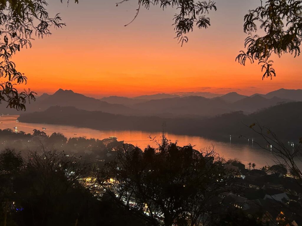 Zachód słońca z Mount Phousi w Luang Prabang