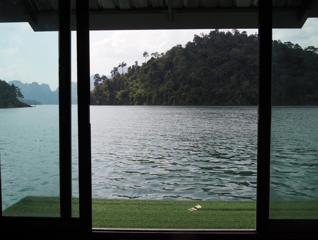 Widok z domku na wodzie w Khao Sok