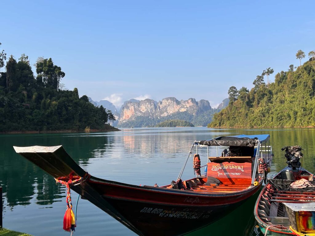 jezioro Cheow lan w Khao Sok National Park