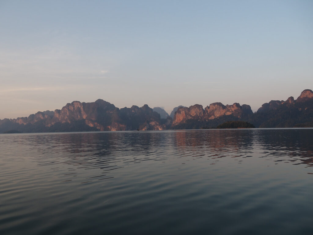 Jezioro w Khao Sok Natianal Park