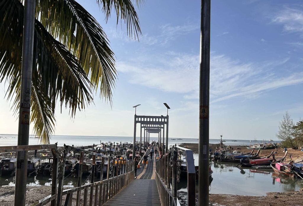 Tajalndia Krabi widok z pier w drodze do Railay