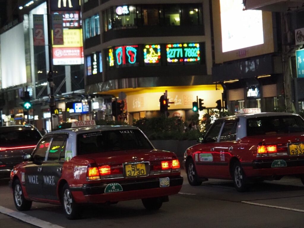 Hongkong nocna ulica światła samochody miasto nocą