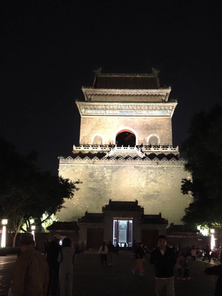 Oświetlona historyczna wieża Bell Tower w Pekinie nocą