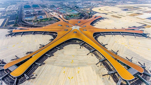 Beijing Daxing International Airport widziane z góry, terminal w kształcie rozgwiazdy