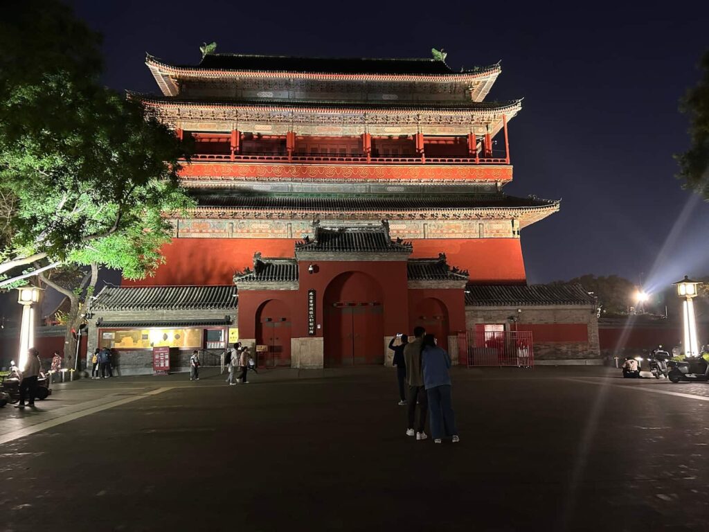 Drum Tower widok na oświetloną nocą wieżę