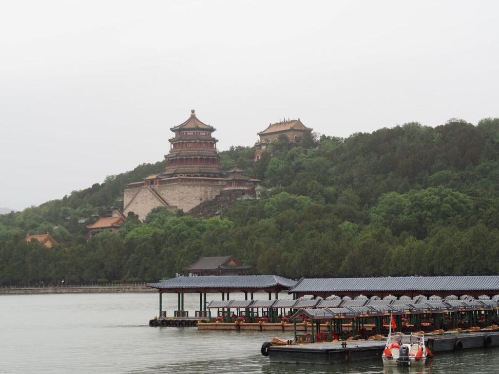 Widok na Pałac Letni i Wzgórze Długowieczności nad jeziorem Kunming