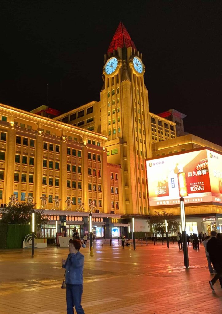 Nowoczesny budynek z wieżą zegarową w centrum Pekinu nocą
