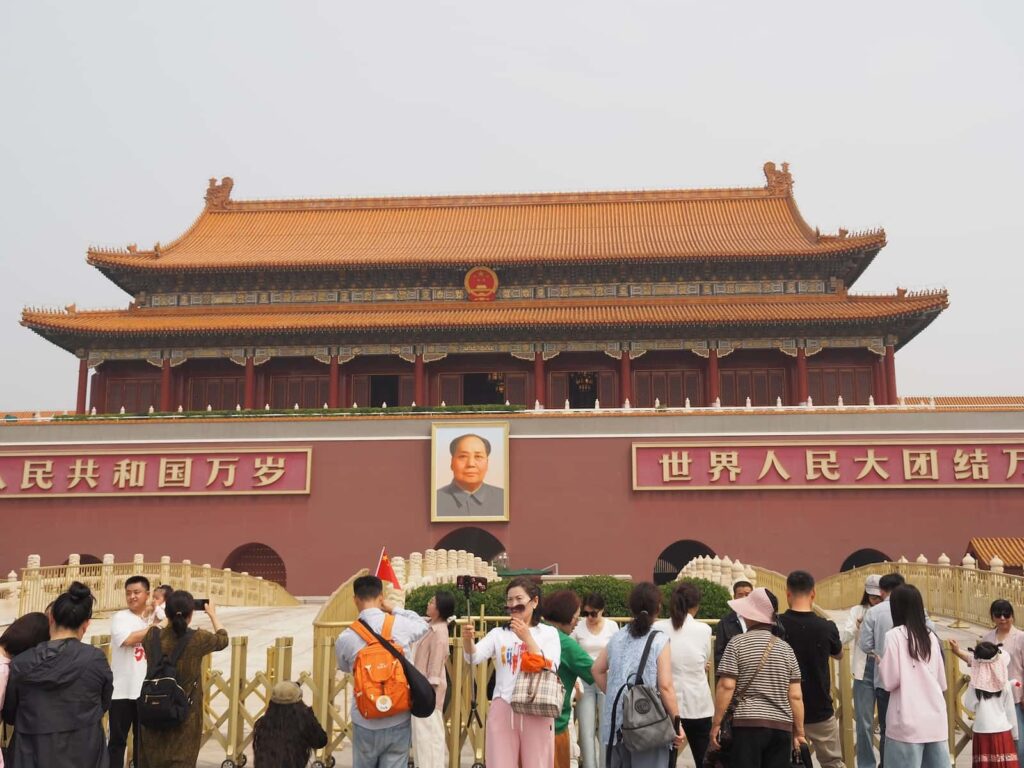 Brama Tiananmen z portretem Mao Zedonga w Pekinie