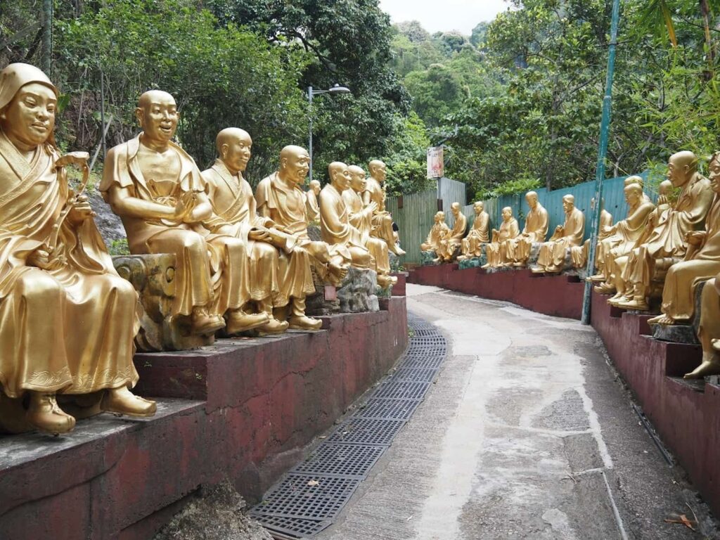 Hongkong schody do Ten Thousand Buddhas Monastery i figury Buddy