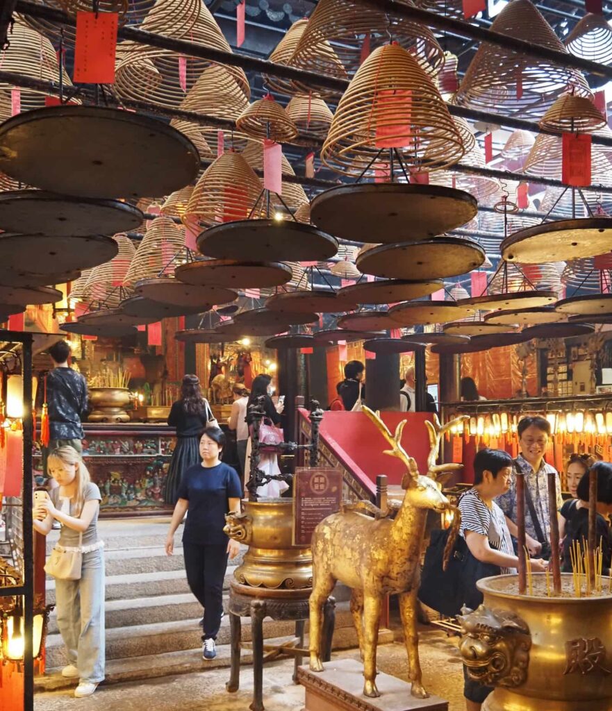 Hongkong Man Mo Temple wnętrze świątynia kadzidła