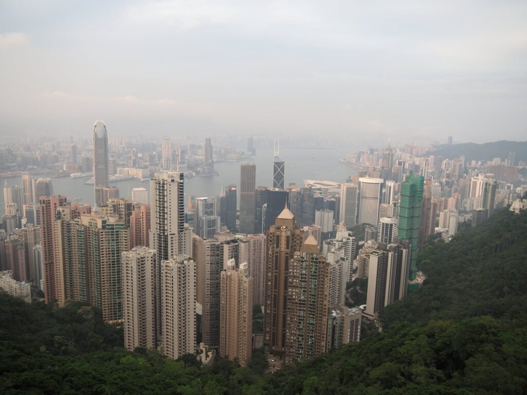 Hongkong panorama z Victoria Peak bez tłumu na pierwszym planie