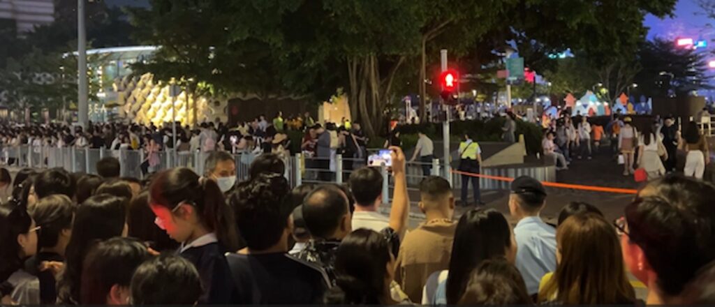 Hongkong tłumy ludzi przejście dla pieszych centrum miasta