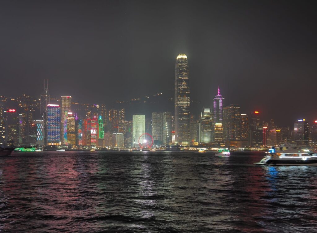 Hongkong panorama Victoria Harbour Tsim Sha Tsui wieczorem