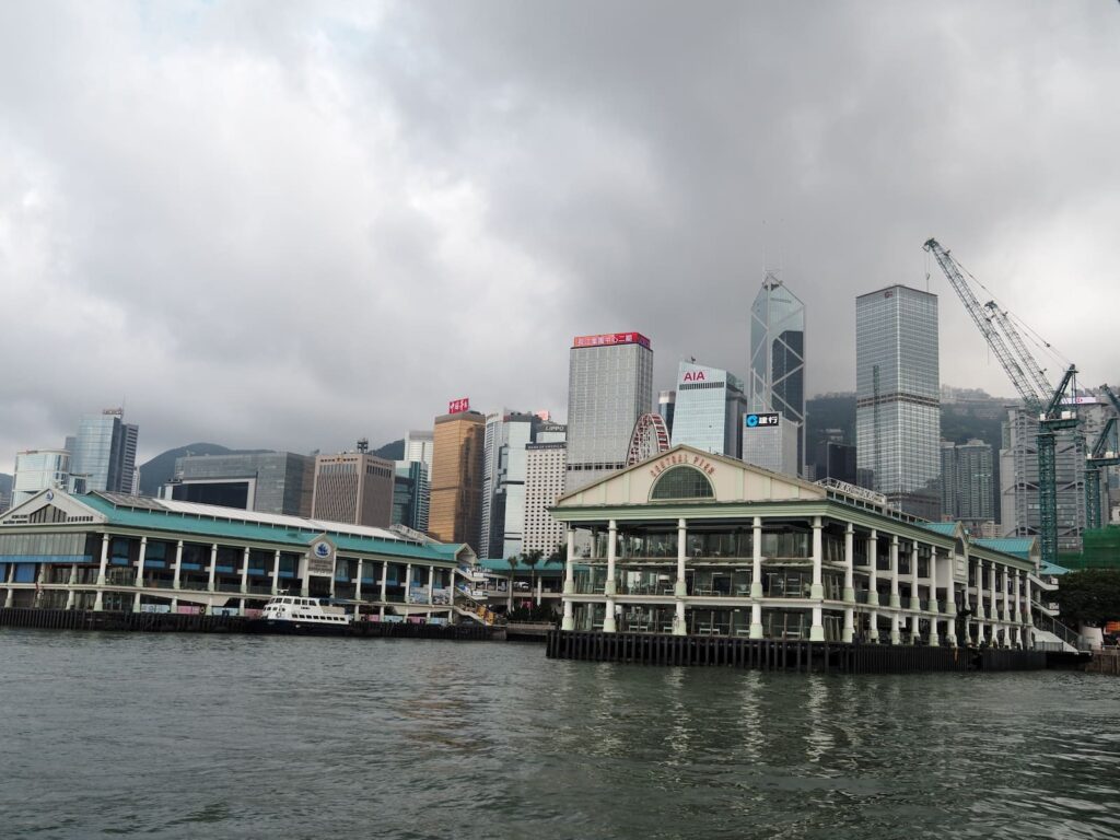 Hongkong przystań promowa i panorama miasta