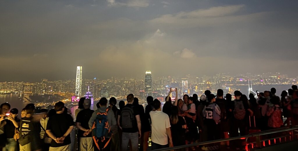 Hongkong nocą robi ogromne wrażenie