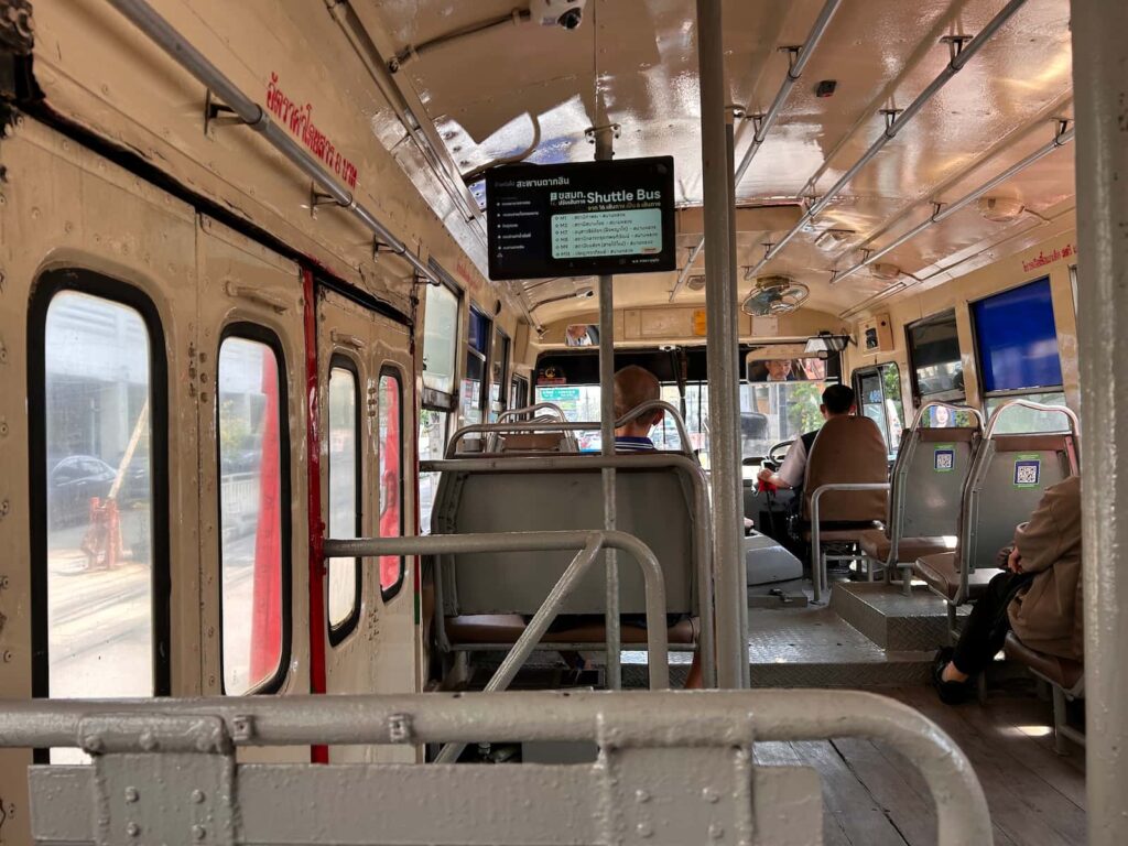 Autobus z drewnianą podłogą w Bangkoku