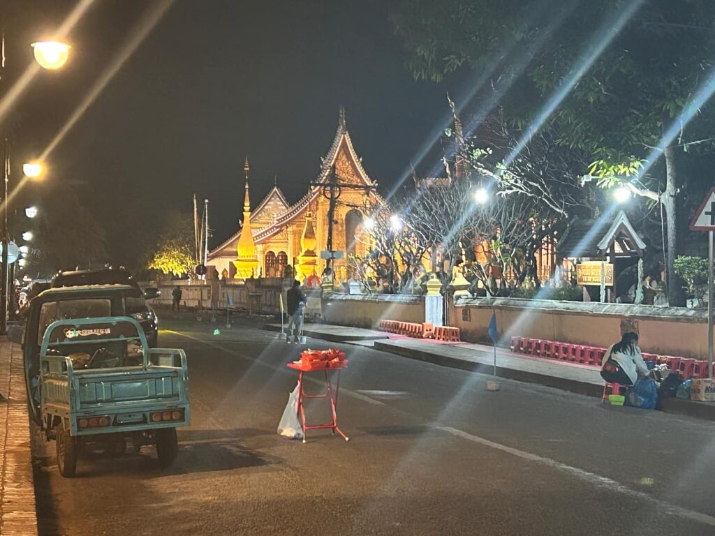 Panie przygotujące ceremonię ofiarowania w Luang Prabang wcześnie rano